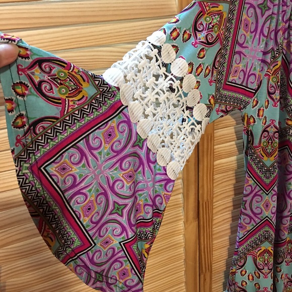 Beautiful pinwheel sleeve Tunic. - Picture 6 of 8